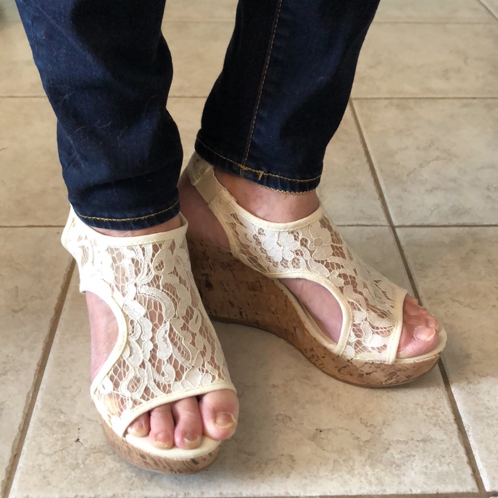 NWOT Ladies Lace Wedge Heels Size 8